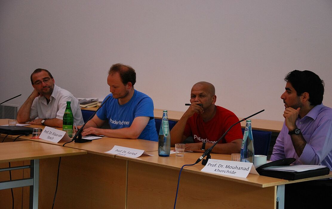 Foto: Bei der Podiumsdiskussion des ersten Abends diskutierten die Referenten des Tages: (v. l.) Dr. Stefan Silber, Prof. Klaus von Stosch, Prof. Dr. Farid Esack, Prof. Dr. Mouhanad Khorchide.