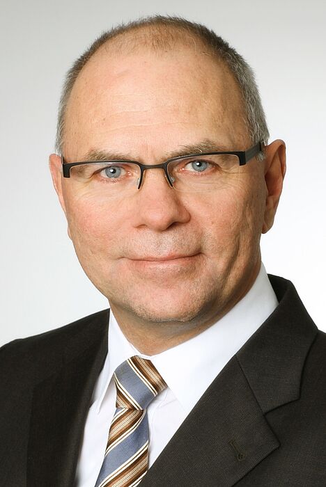 Foto (Universität Paderborn): Prof. Dr.-Ing. Detmar Zimmer von der Fakultät für Maschinenbau macht „seine“ Studierenden gemeinsam mit bekannten Unternehmen fit für China.