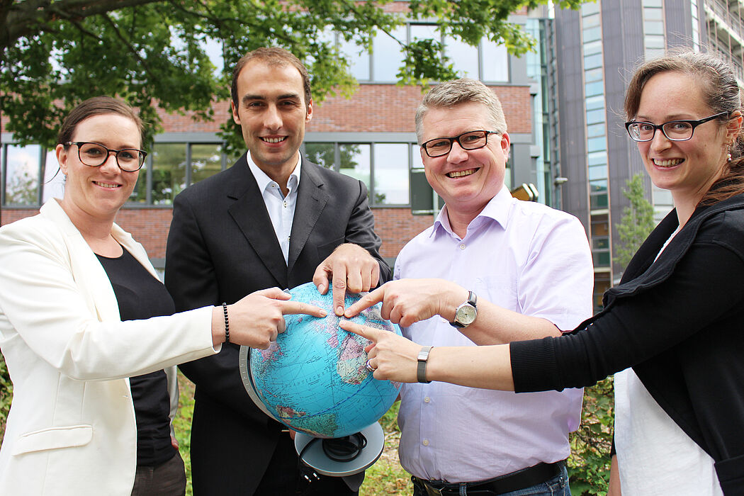 Foto (Universität Paderborn, Frauke Döll): Ansprechpartner/innen des Integrationsprojekts InRegio (v. l.): Verena Liszt, Jun.-Prof. Karl-Heinz Gerholz, Stefan Schwan und Ninette Kurpiers.