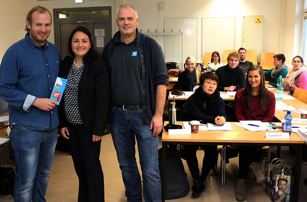 V. l.: Dennis Fergland, Annika Ballhausen (Career Service) und Hans-Norbert Blome (Techniker Krankenkasse) freuen sich über das Interesse der Studierenden an den Workshops des Career Service.