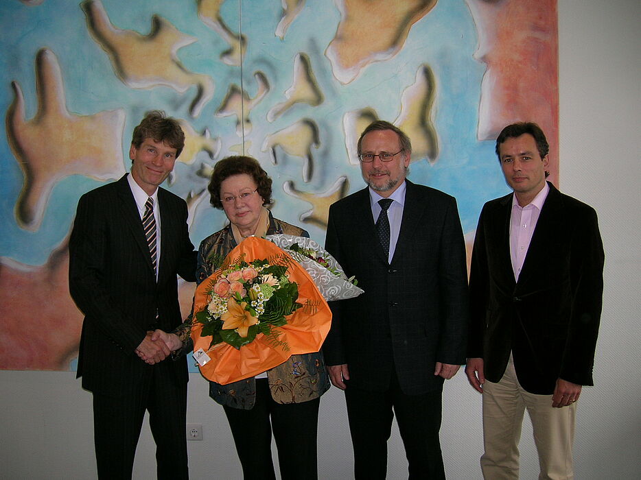 Foto (Julius Kolossa): Prof. Dr. Waltraut Schöler wurde von Prof. Dr. Nikolaus Risch (v. l.), Prof. Dr. Volker Peckhaus und Prof. Dr. Bardo Herzig aus den Diensten der Universität Paderborn verabschiedet.