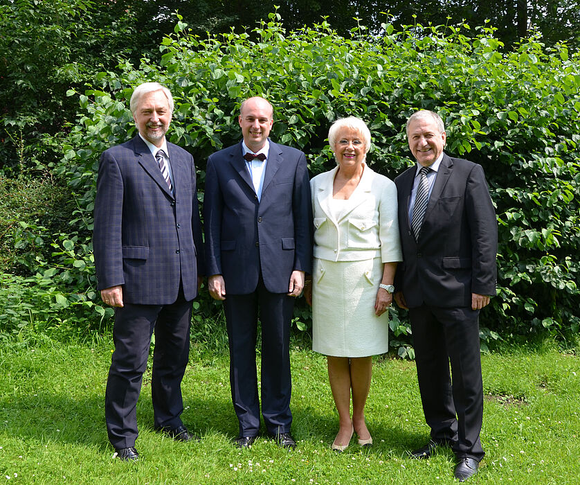 Foto: (v. l. n. r.) Vizepräsident Prof. Dr. Wilhelm Schäfer und Dekan Prof. Dr. Jürgen Klüners zusammen mit der Festrednerin Frau Margrit Harting sowie Geschäftsführer Dr. Michael Laska