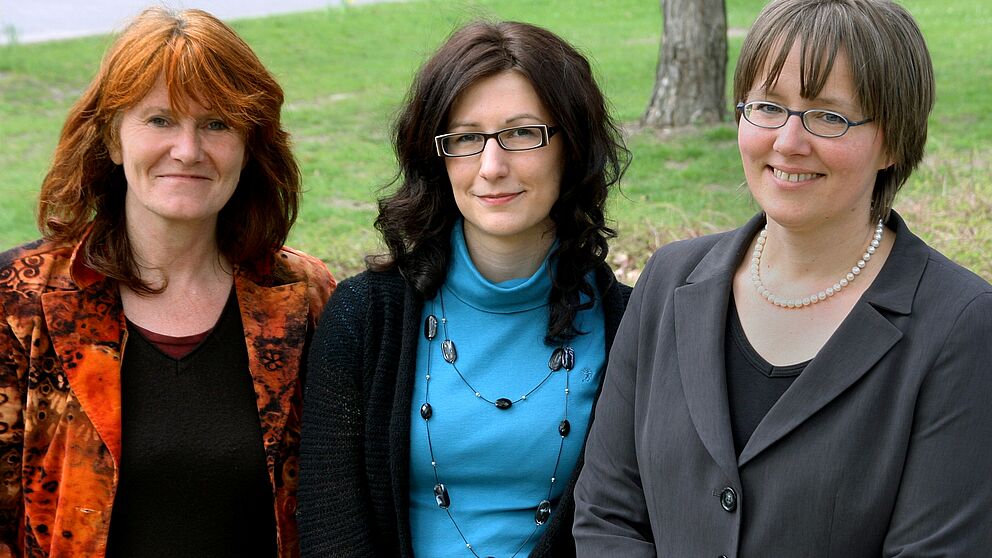Foto (Anna Schiwitza): Die Gleichstellungsbeauftragte der Universität Paderborn, Dipl.-Päd. Irmgard Pilgrim (v. l.), Projektkoordinatorin Dipl.-Päd. Julia Steinhausen und Prof. Dr. Ingrid Scharlau vom Lehrstuhl für Kognitionspsychologie bieten das Pee