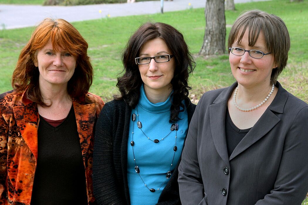 Foto (Anna Schiwitza): Die Gleichstellungsbeauftragte der Universität Paderborn, Dipl.-Päd. Irmgard Pilgrim (v. l.), Projektkoordinatorin Dipl.-Päd. Julia Steinhausen und Prof. Dr. Ingrid Scharlau vom Lehrstuhl für Kognitionspsychologie bieten das Pee