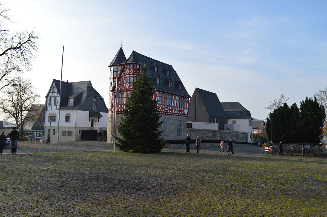 Abbildung: Beim Verlassen des Domes macht das „Diözesanzentrum St. Nikolaus“ mit markant-rotem Gebälk auf sich aufmerksam. In diesem Gebäudeteil, einem Fachwerkbau aus dem Jahre 1490, befand sich bis vor kurzem das Büro des Bischofs – Domblick i