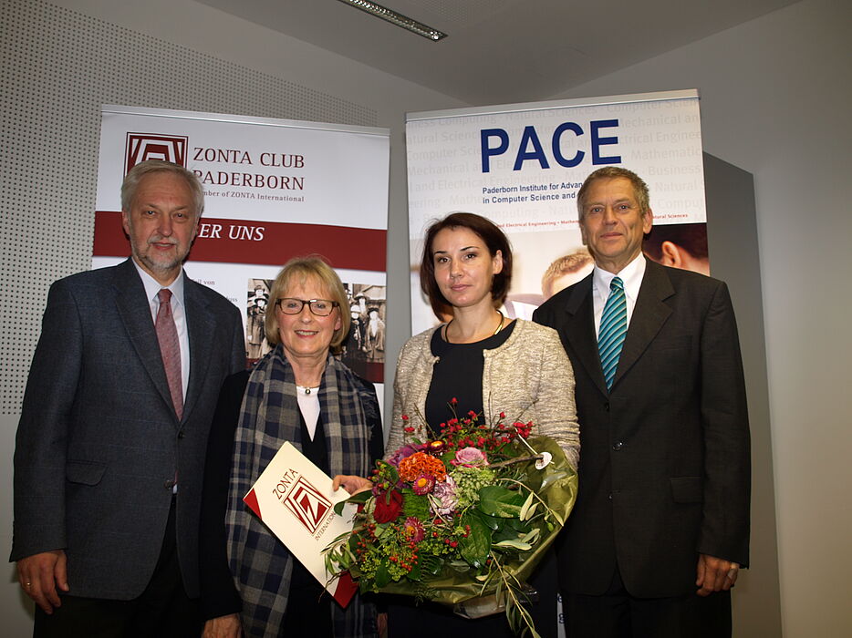 Foto (Universität Paderborn, Bianca Oldekamp): Mit der diesjährigen Preisträgerin Dr. Olga Kasdorf (3. v. l.) freuen sich Prof. Dr. Wilhelm Schäfer (li., Sprecher PACE, Vizepräsident Universität), Bärbel Meerkötter (Präsidentin Zonta-Club Paderbo