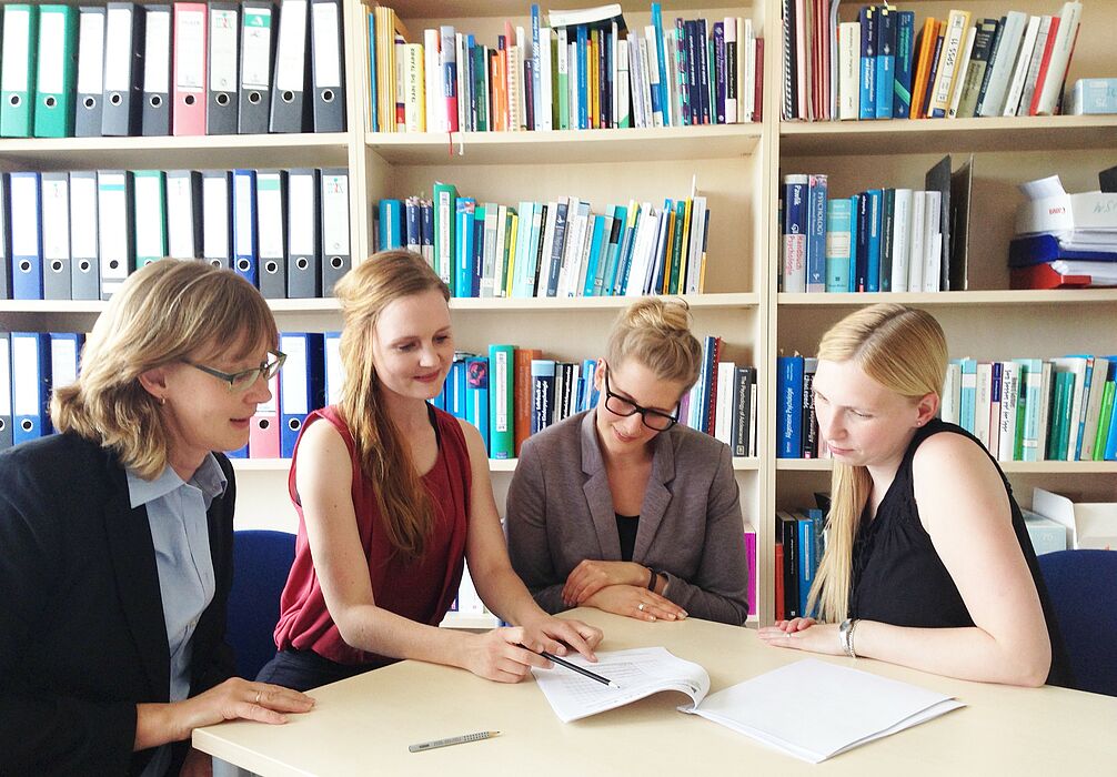 Foto (Universität Paderborn, Steinhausen): Wie sieht die Beziehung älterer Kinder zu ihren Eltern aus? Diese Frage stellen sich (v. l.) Prof. Dr. Heike M. Buhl, Katharina Reinecke, Jana Rosenow und Sabrina Sommer.