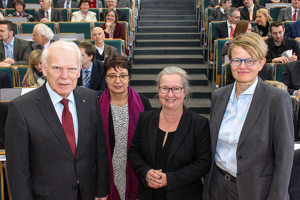 Foto (Universität Paderborn, Johannes Pauly): Auf dem Neujahrsempfang der Universität Paderborn (v. l.): Prof. Dr. Winfried Schulze, Vorsitzender des  Hochschulrats, Prof. Dr. Birgit Riegraf, Vizepräsidentin für Lehre, Studium und Qualitätsmanagement
