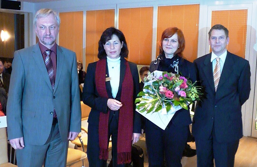 Foto (Universität Paderborn, Martin Decking): Annette Hollander, Präsidentin des Zonta Club Paderborn (2. v. l.) und Dr. Anna Grodecka, Preisträgerin des Zonta Club Paderborn Award zusammen mit PACE Sprecher Prof. Dr. Wilhelm Schäfer und Laudator Prof