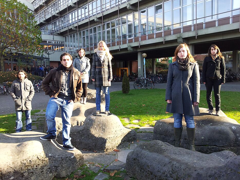Foto (Universität Paderborn): Die Theatergruppe des Instituts für Romanistik der Universität Paderborn präsentiert das Stück „Tejas Verdes“ von Fermín Cabal.
