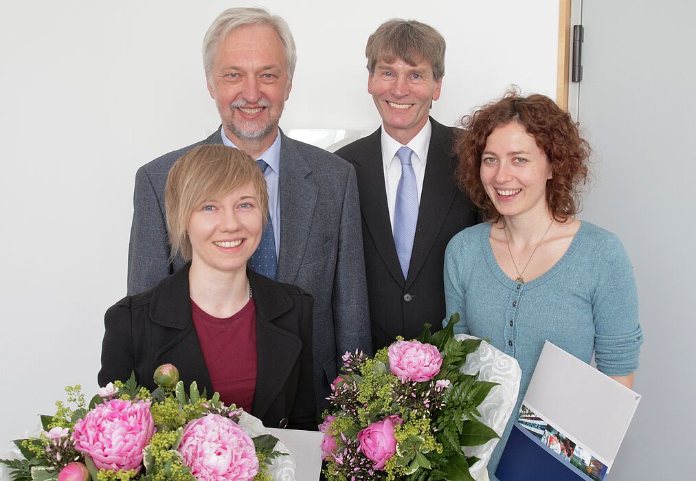 Foto (Universität Paderborn, Vanessa Dreibrodt): Prof. Dr. Wilhelm Schäfer (hinten links, Vizepräsident für Forschung und wissenschaftlichen Nachwuchs, und Prof. Dr. Nikolaus Risch, Präsident der Universität Paderborn, gratulierten Frederike Kallmey