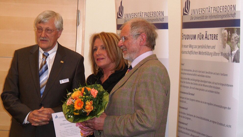 Foto (privat): Übergabe des Universitätszertifikats „Bürgerschaftliche Kompetenz in Wissenschaft und Praxis“ an Birgitt Lammert durch Prof. em. Dr. Peter Schneider, Studium für Ältere (rechts), und den Bürgermeister der Stadt Paderborn, Heinz Pa