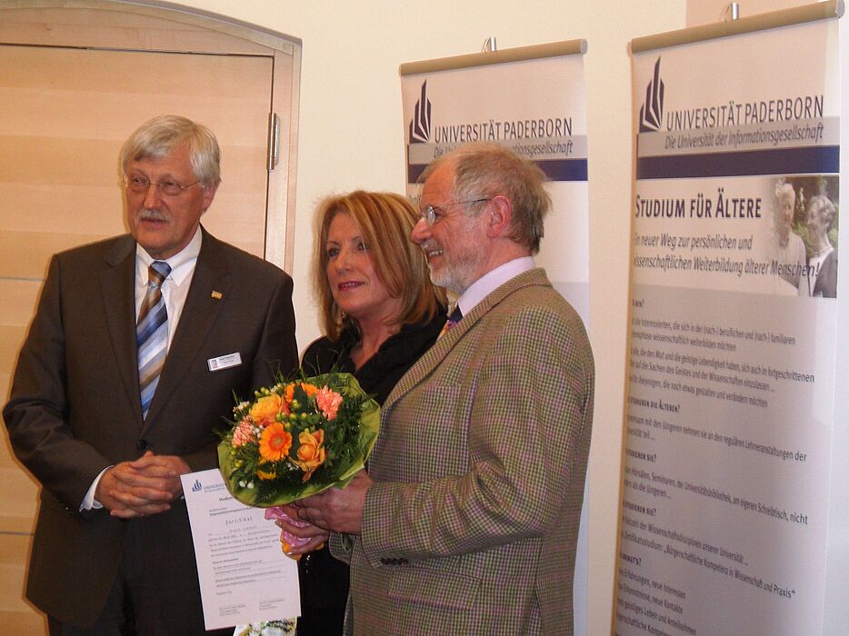 Foto (privat): Übergabe des Universitätszertifikats „Bürgerschaftliche Kompetenz in Wissenschaft und Praxis“ an Birgitt Lammert durch Prof. em. Dr. Peter Schneider, Studium für Ältere (rechts), und den Bürgermeister der Stadt Paderborn, Heinz Pa