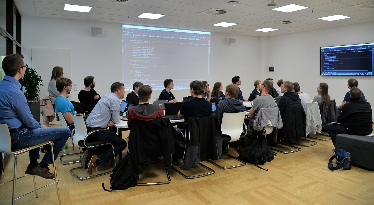 Foto: Das Teammeeting findet bisher immer im Erdgeschoss des Heinz Nixdorf Instituts statt.
