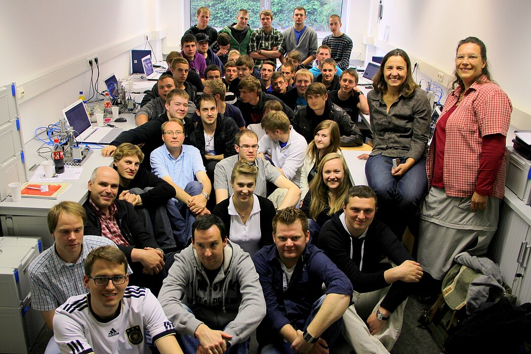 Foto (Universität Paderborn): 30 Schüler des Richard-von-Weizsäcker-Berufskollegs konnten in der Erfinderwerkstatt Kenntnisse und Fähigkeiten außerhalb des traditionellen Unterrichts trainieren und „Uni-Luft“ schnuppern. Engagiert: Jun.-Prof. Dr.