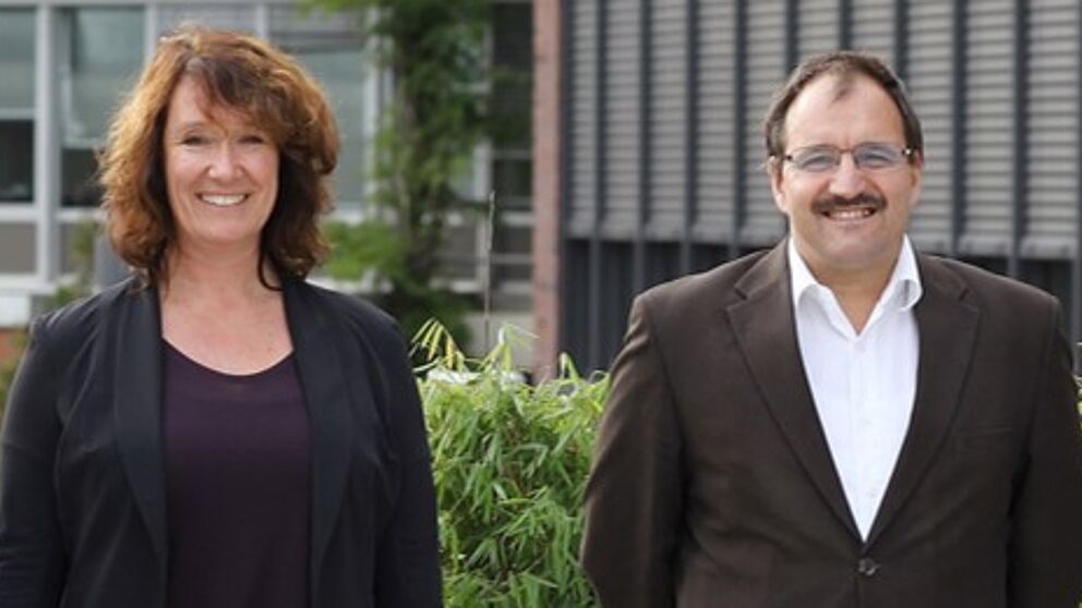 Foto (Universität Paderborn, Adelheid Rutenburges): Freuen sich über die Stipendienvergabe: Dekanin der Fakultät für Wirtschaftswissenschaften Prof. Dr. Caren Sureth-Sloane und Studiendekan Prof. Dr. H.-Hugo Kremer.