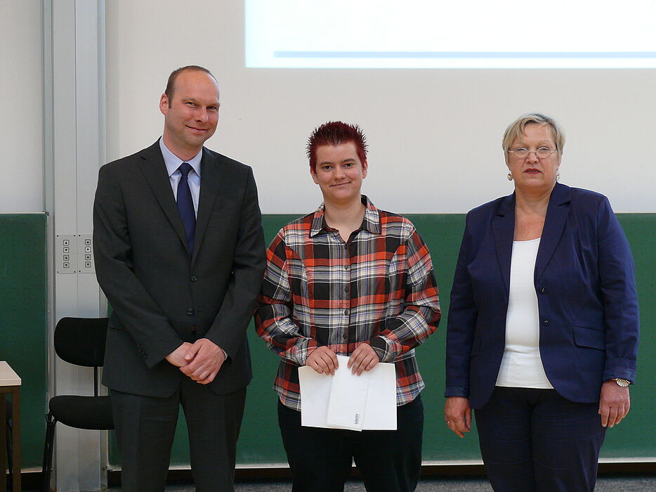 Foto (Universität Paderborn, Silvia Sporkmann): Preisträgerin des Preises für ausgezeichnete Abschlussarbeiten der UNITY AG Maxi Steinbrück (Mitte) mit Matthias Schwarzenberg (UNITY AG) und StD´ Gudrun Kallenbach