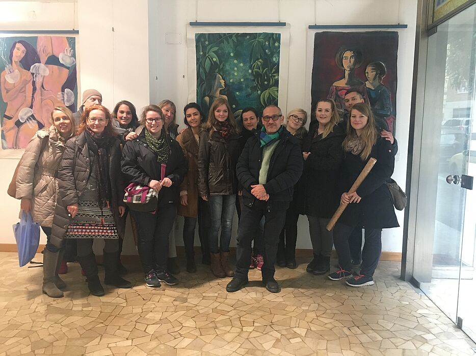 Foto (M. Roscher): Atelierbesuch der Paderborner Exkursionsgruppe bei Paolo Bigelli.
