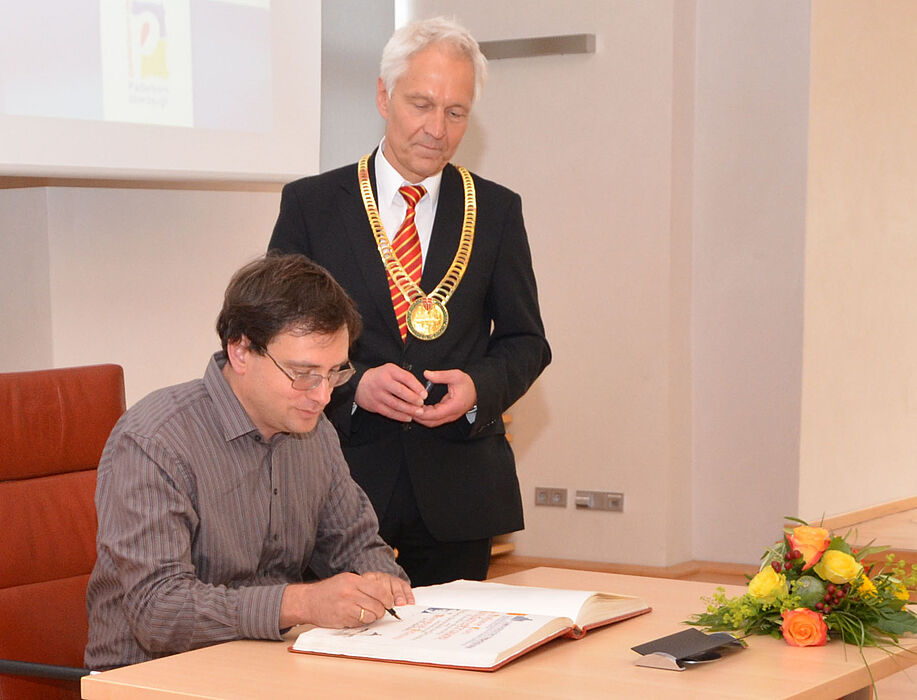 Prof. Elon Lindenstrauss trägt sich in das Goldene Buch der Stadt ein