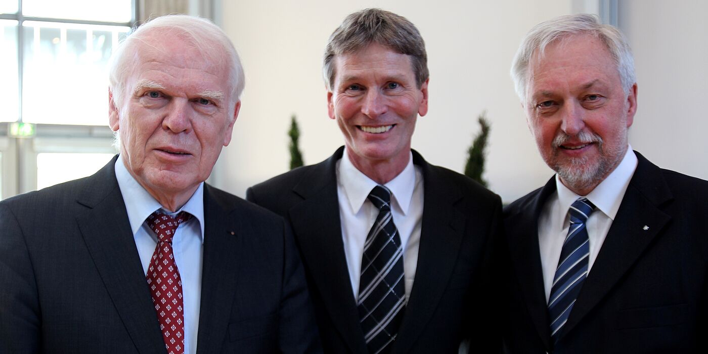 Foto (Universität Paderborn, Nina Reckendorf): (v. l. n. r.) Winfried Schulze, Vorsitzender des Hochschulrates, verabschiedete den scheidenden Präsidenten Prof. Dr. Nikolaus Risch und übergab das Amt an dessen Nachfolger Prof. Dr. Wilhelm Schäfer.