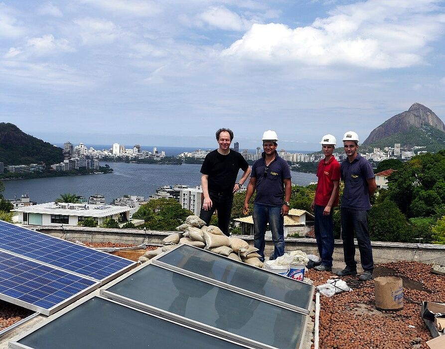 Foto (Universität Paderborn): Photovoltaikanlage (links) sowie solarthermische Kollektoren (Mitte) in Rio de Janeiro (im Hintergrund die „Lagoa“, wo die olympischen Ruderwettbewerbe bei den olympischen Spielen 2016 stattfinden werden).