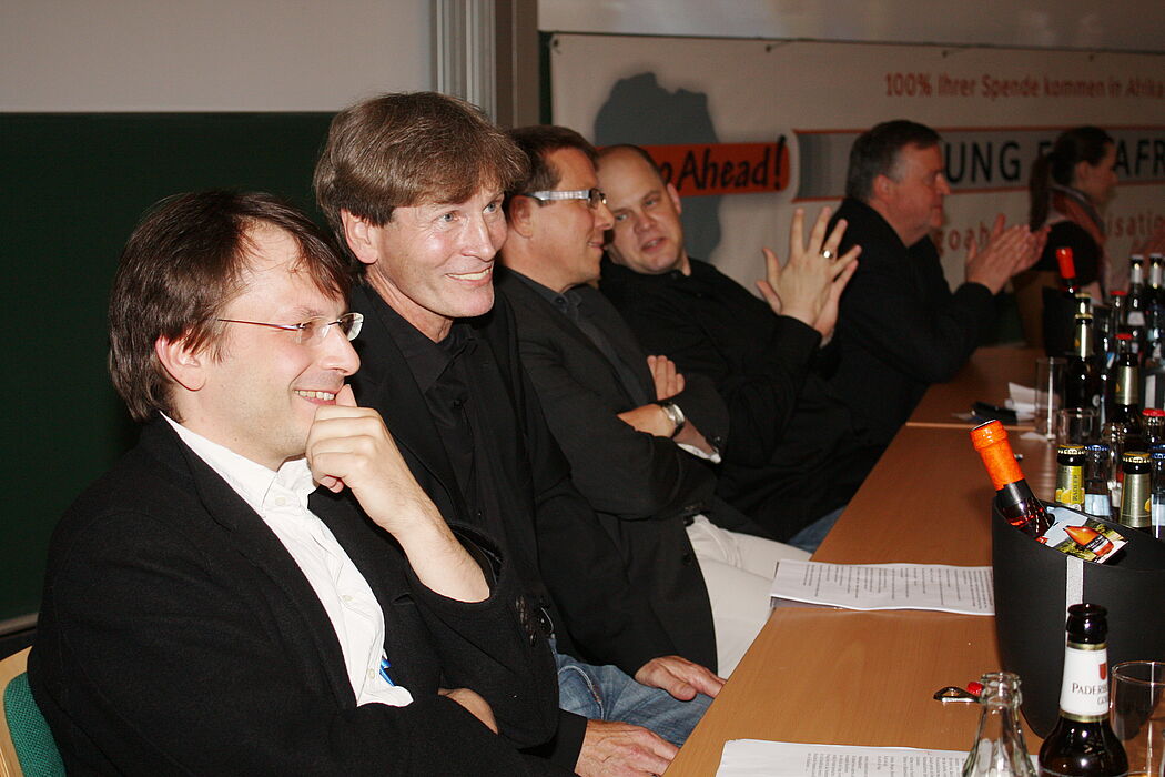 Foto (Universität Paderborn, Frauke Döll):Trauten sich in die Slam-Arena (v. l.): Prof. Dr. Wolfram Meyerhöfer, Prof. Dr. Nikolaus Risch,  Prof. Dr. Hans Peter Brandl-Bredenbeck, Prof. Dr. Jörg Müller-Lietzkow und Prof. Dr. Florian Söll.