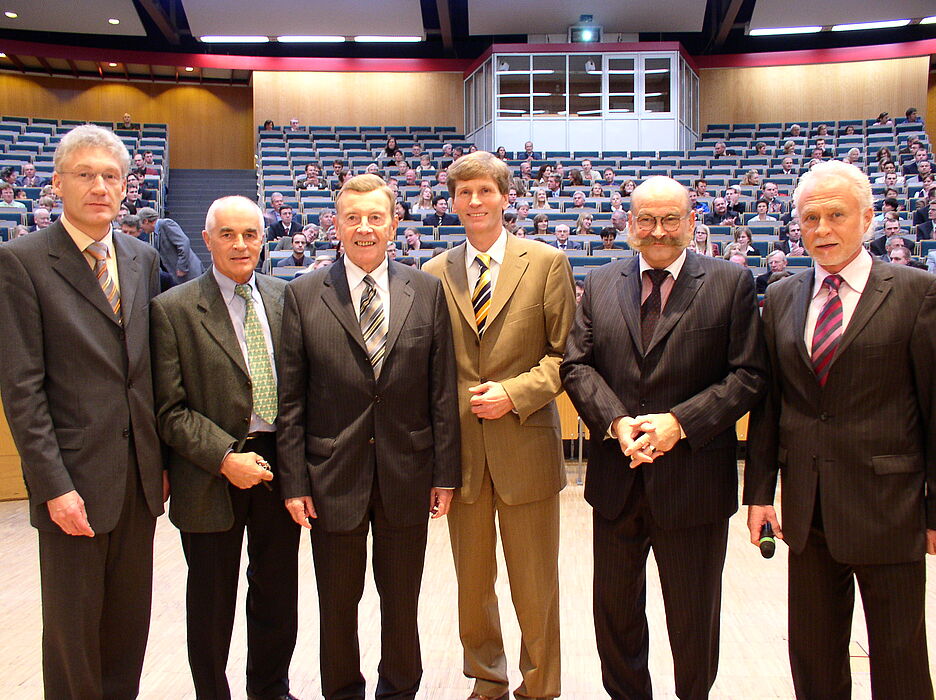 Foto: Freuten sich über zufriedene Absolventen (v. li.): Prof. Dr. Peter Reinhold, Prof. Dr. Heinz Liesen, Prof. mult. Dr. med. Dr. h. c. Wildor Hollmann, Rektor Prof. Dr. Nikolaus Risch, Kanzler Jürgen Plato, Dekan Prof. Dr.-Ing. Hans-Joachim Warnecke