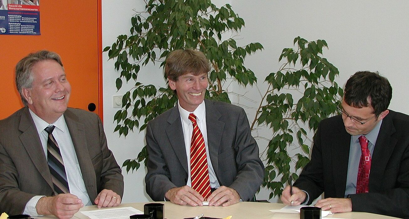 Foto (Universität Paderborn): Dr. Scott Johnson, Prof. Dr. Nikolaus Risch und Prof. Dr. Martin Schneider vereinbaren Vertiefung der Partnerschaft mit der Illinois State University.