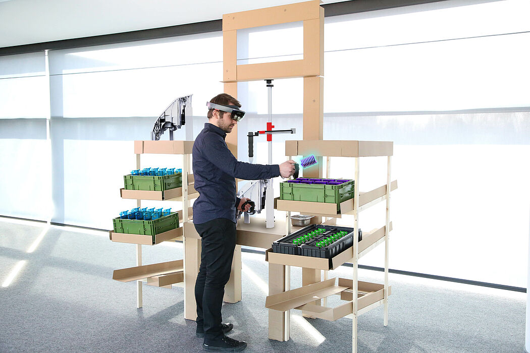 Foto (@Fraunhofer IEM): Mit einer Datenbrille projiziert das Fraunhofer IEM virtuelle Bauteile und Werkzeuge auf den Papp-Prototypen.