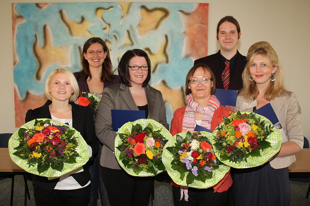Foto (Uni Paderborn, Patrick Kleibold): Hoffnungsvolle Forscher: (v.l.) Nerea Vöing, Katharina Gefele, Sarah Schäfer, Stella Kaczmarek, Andreas Klöpping und Leonie Schulte.