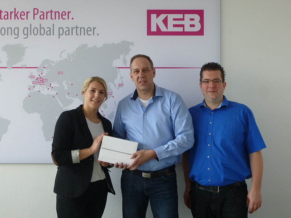 Foto (Universität Paderborn) v. l.: Nicole Stolzenburg (Universität Paderborn, Fakultät für Wirtschaftswissenschaften), Bernd Huxhage (KEB Automation KG) und Florian Rittmeier (Software Innovation Campus Paderborn).
