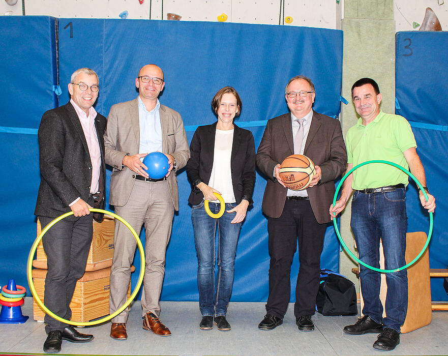 Foto (Universität Paderborn, Alena Gold): Rüdiger Bockhorst (Reinhard-Mohn-Stiftung), Dr. Gerrit Schnabel (Unfallkasse NRW), Jun.-Prof. Dr. Miriam Kehne (Universität Paderborn), Frank Spannuth (Bezirksregierung Detmold) und der Organisator der Tagung Mathias Hornberger (Bezirksregierung Detmold/Universität Paderborn).