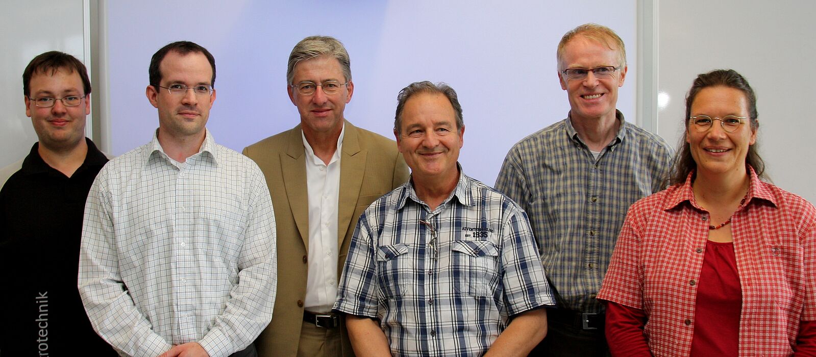 Foto (Universität Paderborn, Patrick Kleibold): Studierenden der Elektrotechnik stehen ein neuer Rechner-Poolraum sowie das neue Lernzentrum Elektrotechnik zur Verfügung: (v. l.) Jan Müller,  Dr.-Ing. Thomas Walther, Prof. Dr.-Ing. Joachim Böcker, Dr.