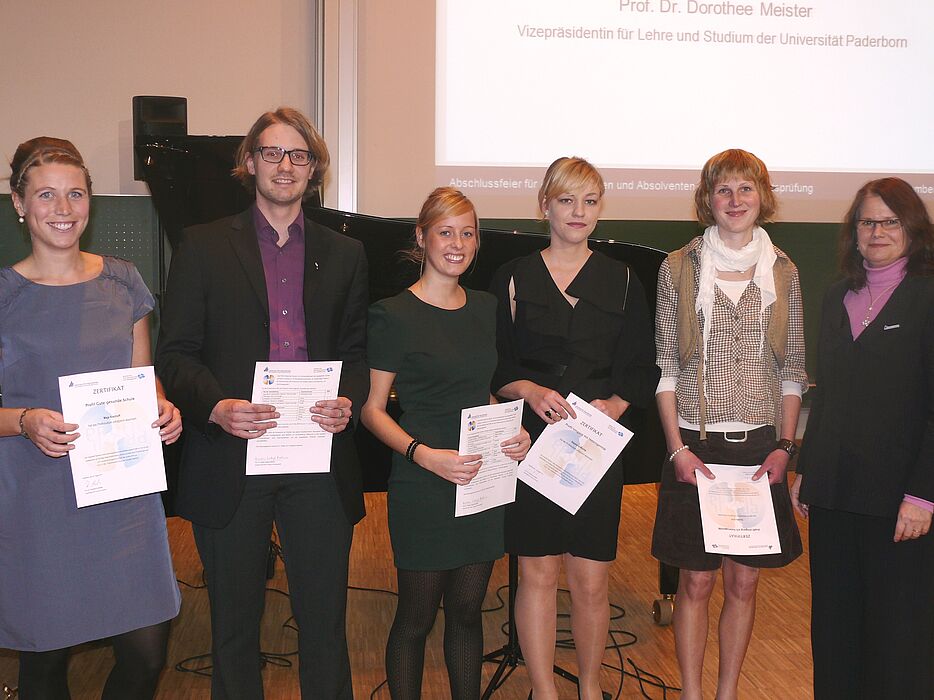 Foto: Verleihung der Profilzertifikate (von links): Maja Bischoff (Gute gesunde Schule), Christoph Gunter, Maren Hornberg, Stephanie Worms, Kerstin Rott (Umgang mit Heterogenität), Prof. Dr. Dorothee Meister.