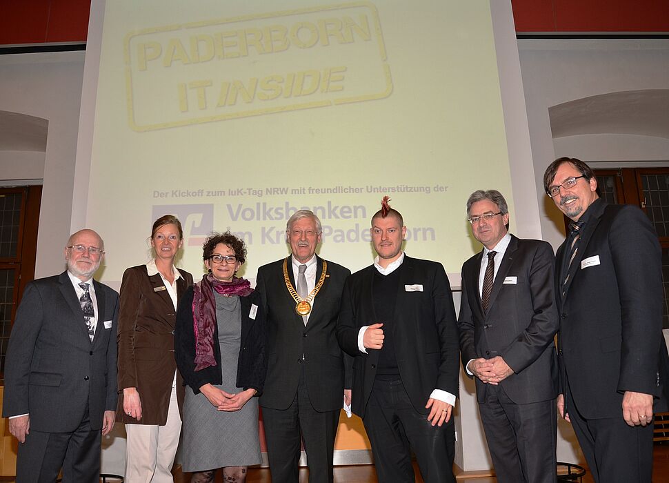 Foto (Stadt Paderborn): (v. l.) Prof. Dr.-Ing. Ingo Wolff, Clustermanager IKT.NRW, Annette Förster, Geschäftsführerin Wirtschaftsförderungsgesellschaft, Monika Gatzke, Leitung Clustermanagement NRW, Heinz Paus, Bürgermeister Stadt Paderborn, Sascha L