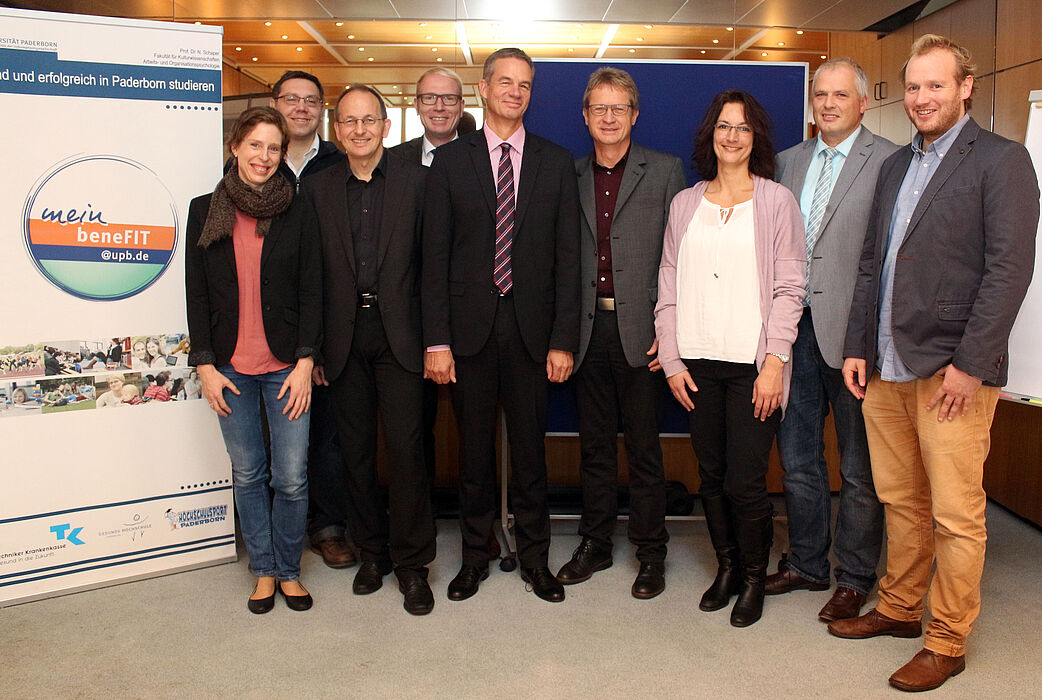 Foto (Universität Paderborn, Heiko Appelbaum): Bauen auf ein starkes Netzwerk (v. l.): Jun.-Prof. Dr. Miriam Kehne, Uli Kussin, Prof. Dr. Niclas Schaper, Karl-Julius Sänger (TK), Thomas Holm, Lothar Pelz, Sandra Bischof, Hans-Norbert Blome (TK) und Denn