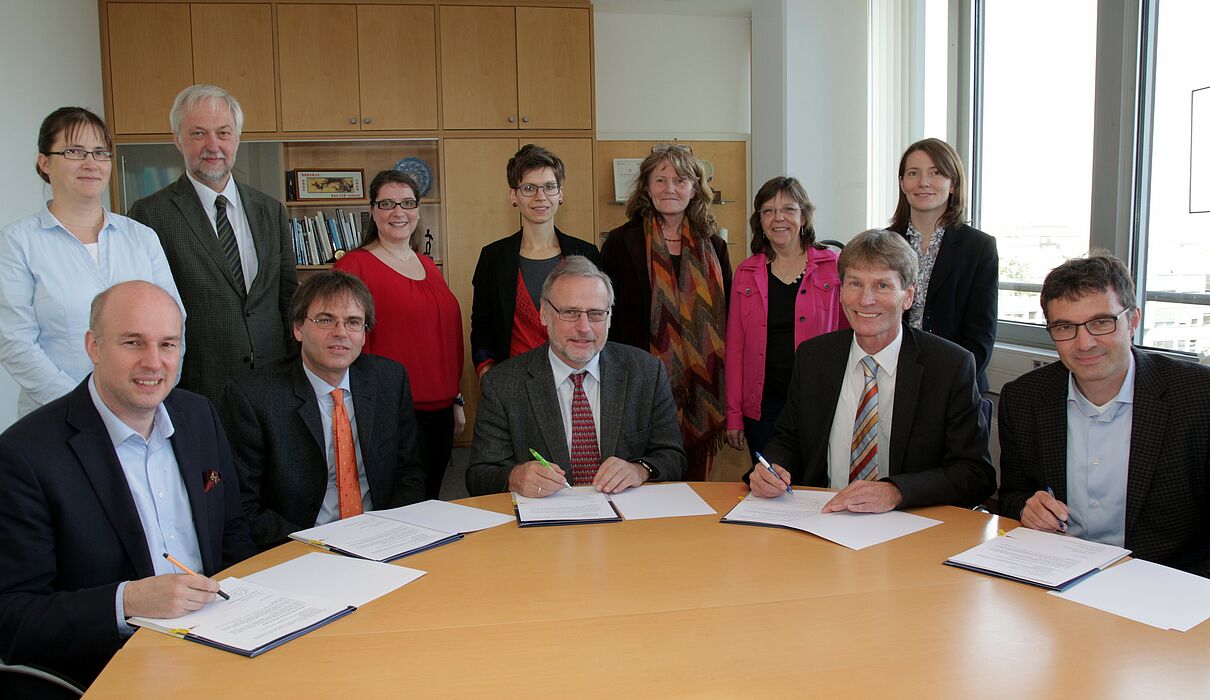 Foto (Universität Paderborn, Vanessa Dreibrodt): Unterzeichneten die Zielvereinbarung: (1. Reihe v. li.) Prof. Dr. Jürgen Klüners, Dekan Fakultät für Elektrotechnik, Informatik und Mathematik (EIM), Prof. Dr. Torsten Meier, Dekan Fakultät für Natur