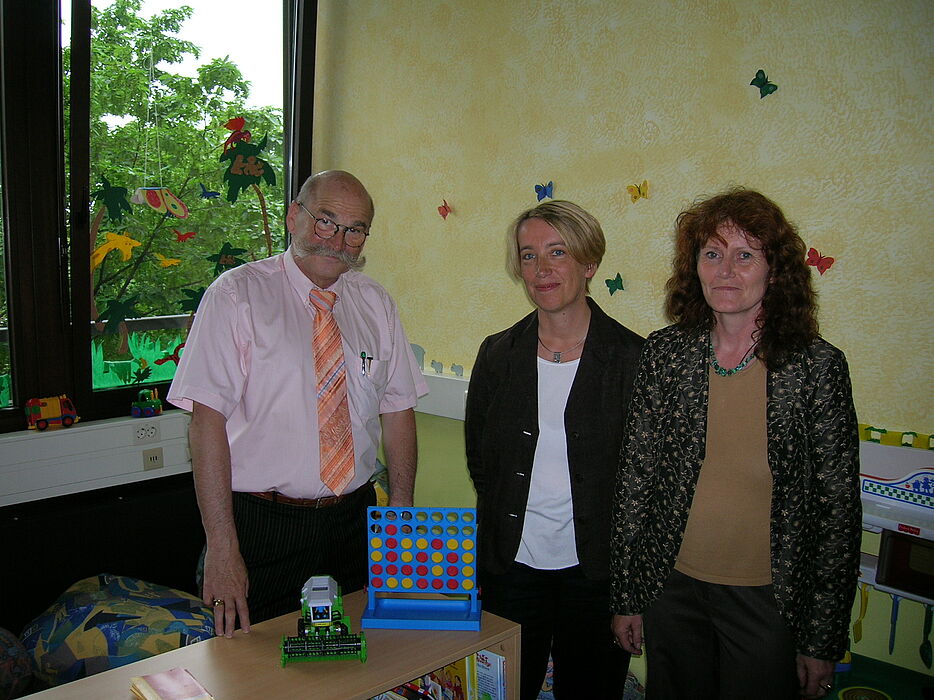 Foto (Julius Kolossa) v. l.: Uni-Kanzler Jürgen Plato, Barbara Pickhardt vom Eltern-Service-Büro und Irmgard Pilgrim, Gleichstellungsbeauftragte, eröffneten die Kinderkurzzeitbetreuung PUKI.