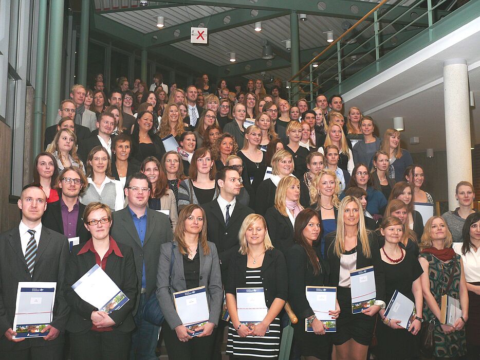 Foto (Universität Paderborn, Antje Tarampouskas): Absolventinnen und Absolventen des Ersten Staatsexamens Dezember 2011.