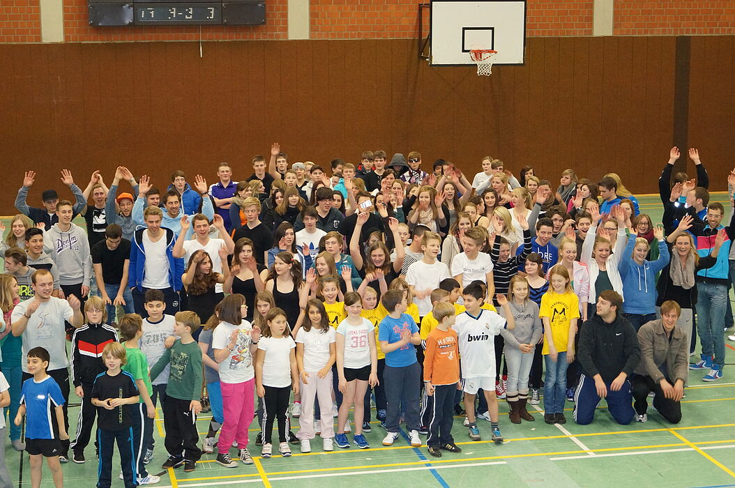 Foto: „Schlussapplaus in der Uni-Sporthalle“ (von Kevin Oergel)