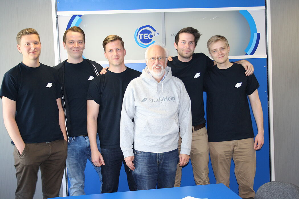 Foto (TecUP, Universität Paderborn): Die StudyHelp GmbH (hinten, v. l. n. r.: Julian Droste, Maximilian Fleitmann, Carlo Oberkönig, Daniel Weiner und Patrick Burmann) freut sich auf die fachliche und finanzielle Unterstützung von Dr. Volker Bastert (vo