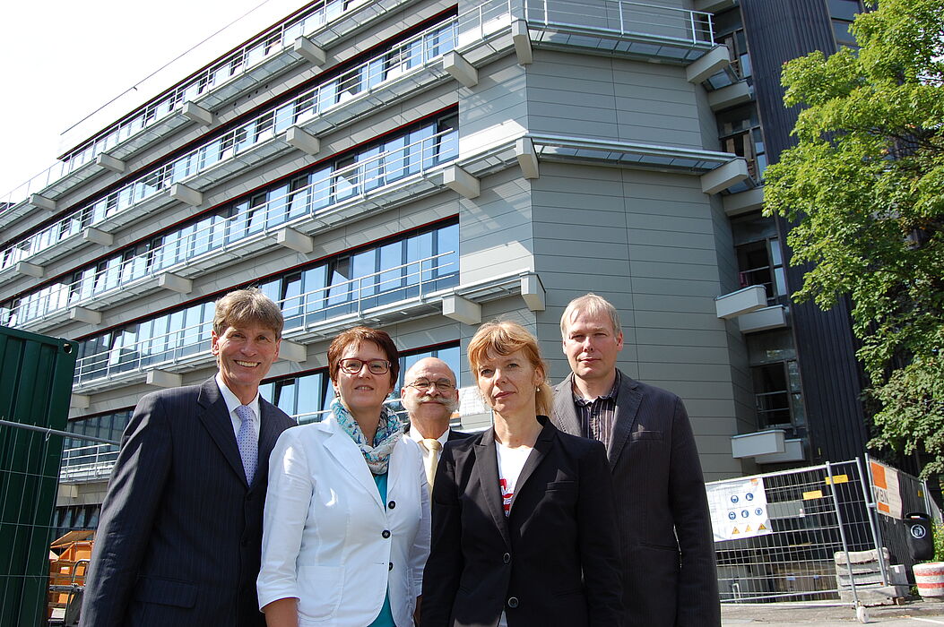 Foto (Universität Paderborn, Andreas Kemper): Halbzeit beim Umbau (v. l.): Prof. Dr. Nikolaus Risch, Dr. Martina Gerdes-Kühn, Jürgen Plato, Catrin Hedwig und Andreas Belke vor dem Gebäude J.