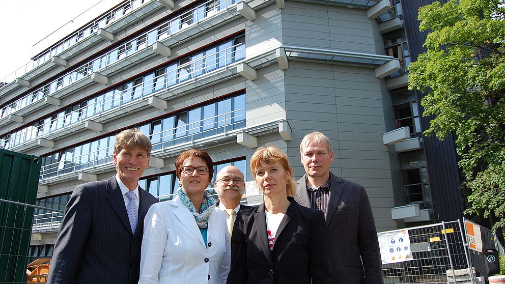 Foto (Universität Paderborn, Andreas Kemper): Halbzeit beim Umbau (v. l.): Prof. Dr. Nikolaus Risch, Dr. Martina Gerdes-Kühn, Jürgen Plato, Catrin Hedwig und Andreas Belke vor dem Gebäude J.