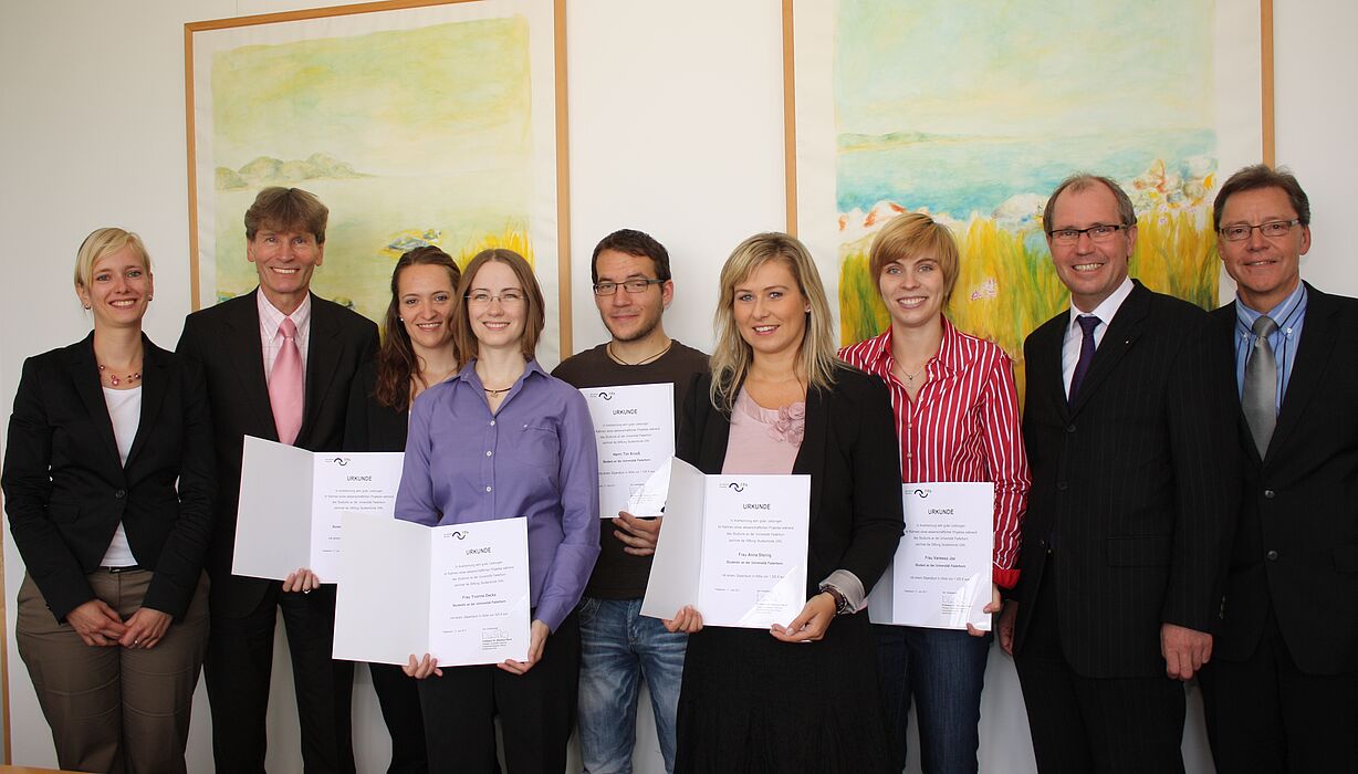 Foto (Universität Paderborn/ Frauke Döll) Sie freuen sich über die Vergabe der Stipendien des Kreistags Paderborn (v.l.): Julia Buschmann, stellvertretende Geschäftsführerin Stiftung Studienfonds OWL, Prof. Dr. Nikolaus Risch, Präsident Universität