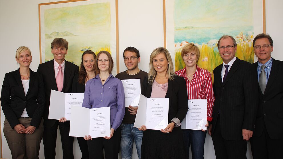 Foto (Universität Paderborn/ Frauke Döll) Sie freuen sich über die Vergabe der Stipendien des Kreistags Paderborn (v.l.): Julia Buschmann, stellvertretende Geschäftsführerin Stiftung Studienfonds OWL, Prof. Dr. Nikolaus Risch, Präsident Universität