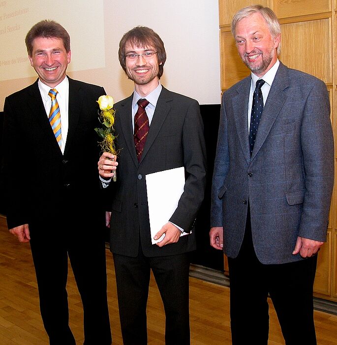 Foto (Dr. Antje Hartmann-Strünck, MIWFT): NRW-Innovationsminister Prof. Dr. Andreas Pinkwart, Preisträger Martin Nöllenburg, Uni Karlsruhe, und Prorektor Prof. Dr. Wilhelm Schäfer von der Universität Paderborn (v. li.)