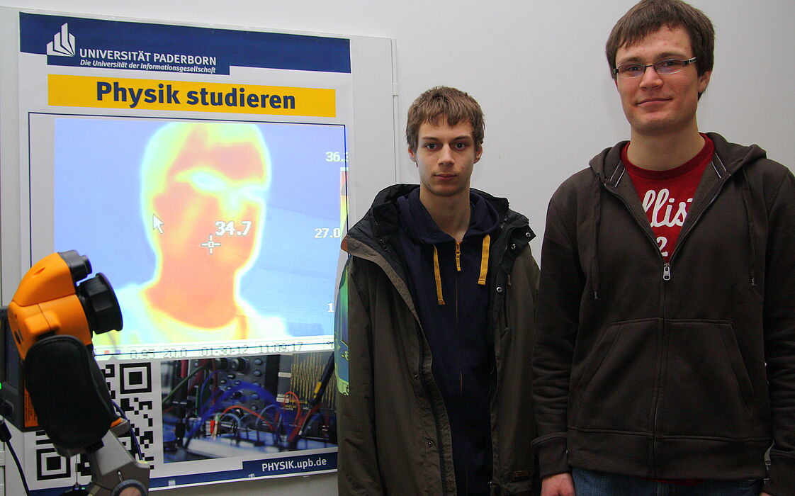 Foto (Universität Paderborn, Patrick Kleibold): Schüler des Reismann Gymnasiums Paderborn informieren sich am Stand der Physik am Infotag für Schülerinnen und Schüler 2012 in der Universität Paderborn.