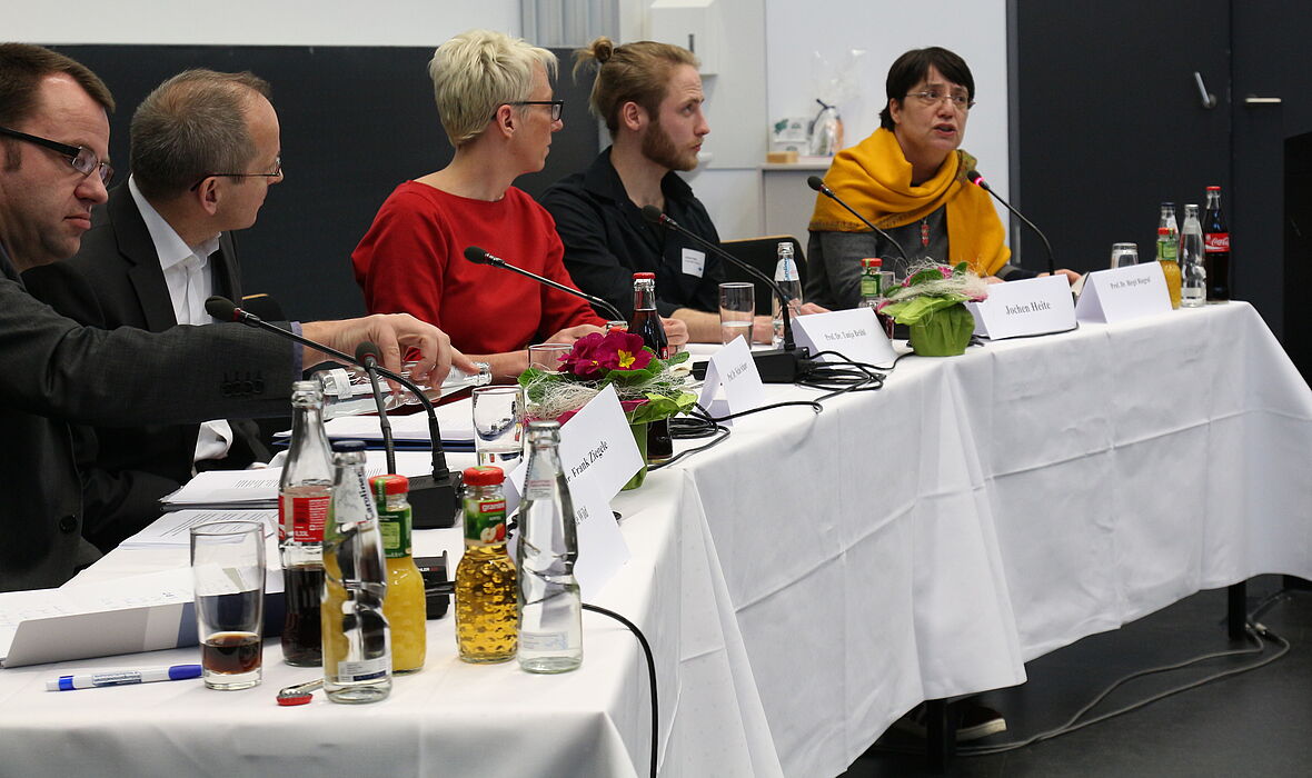 Foto (Universität Paderborn, Nina Reckendorf): Bei einer Podiumsdiskussion an der Universität Paderborn wurden zentrale Fragen der akademischen Lehre besprochen.