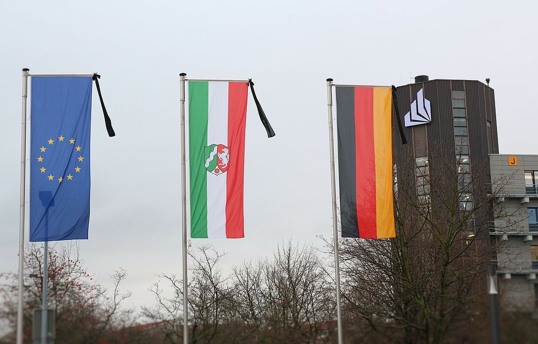 Foto (Universität Paderborn, Vanessa Dreibrodt): Trauerbeflaggung auf dem Campus der Universität Paderborn.