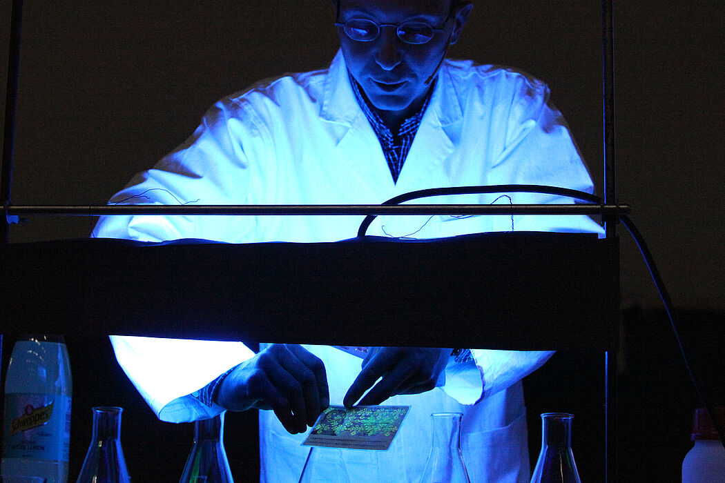 Foto (Universität Paderborn, Adelheid Rutenburges): Die Uni-Chemiker bieten ihren Gästen am 20. September ein buntes Programm.